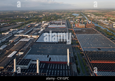 Luftaufnahme des Volkswagenwerks mit Fabrikhallen und Kanal, Wolfsburg, Niedersachsen, Deutschland Stockfoto