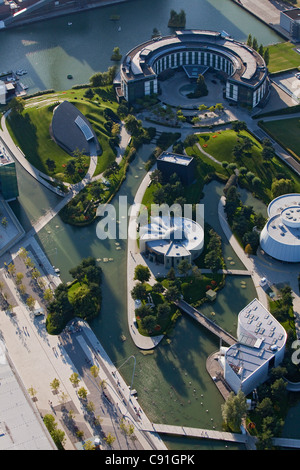 Luftaufnahme des Pavillons im Park am Volkswagen Autostadt, Wolfsburg, Niedersachsen, Deutschland Stockfoto