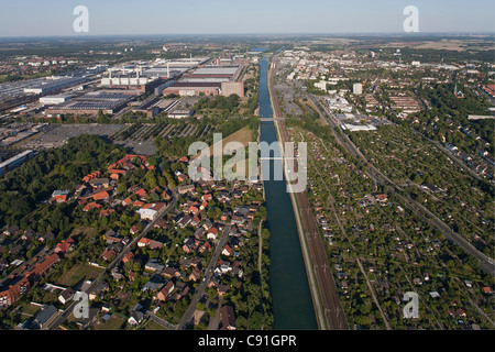 Luftaufnahme der Volkswagen Autostadt, Kanal- und Umgebung, Wolfsburg, Niedersachsen, Deutschland Stockfoto