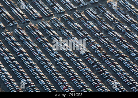 Antenne des viele geparkte Fahrzeuge im Automobilwerk Volkswagen, Wolfsburg, Niedersachsen-Deutschland Stockfoto