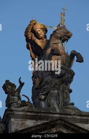 Skulptur des Hl. Jakobus am Giebel des Palacio de Rajoy Plaza Obradoiro Santiago De Compostela Provinz La Coruna Galizien Norther Stockfoto