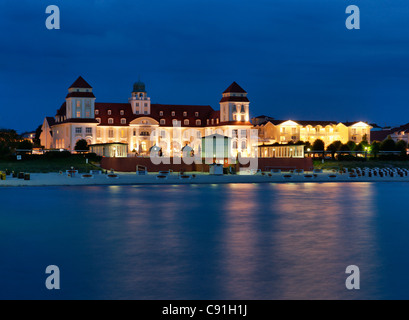 Kurhaus im Abend, Baltic Sea Spa Binz, Rügen, Mecklenburg-Vorpommern, Deutschland Stockfoto