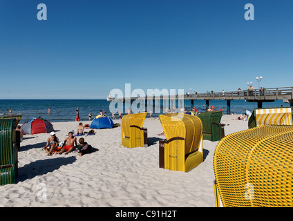Menschen und Liegestühle am Strand in der Sonne, Ostsee resort Binz, Rügen, Mecklenburg-Western Pomerania, Deutschland, Europa Stockfoto