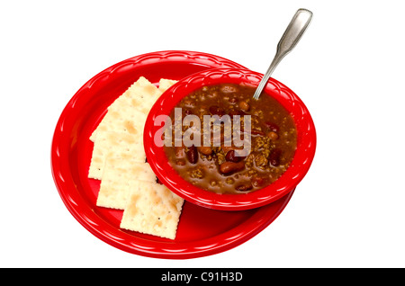 Chili mit Crackern isoliert Stockfoto