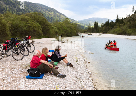 Radfahrer am Fluss Isar, reichen Isar-Radweg zwischen Wallgau und Vorderriss, Karwendel, Oberbayern, Deutschland Stockfoto