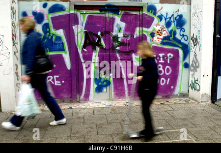 YORK PLACE BRIGHTON ist das am meisten heruntergekommene Viertel von Brighton, direkt gegenüber der St. Peter's Church. Graffiti an Wänden 2001 Stockfoto