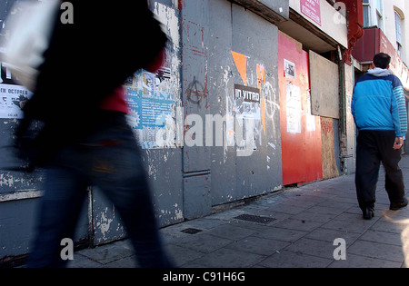 Veröden und verschoben Geschäfte, die mit Graffiti bedeckt sind, entlang des York Place in Brighton, Großbritannien Stockfoto