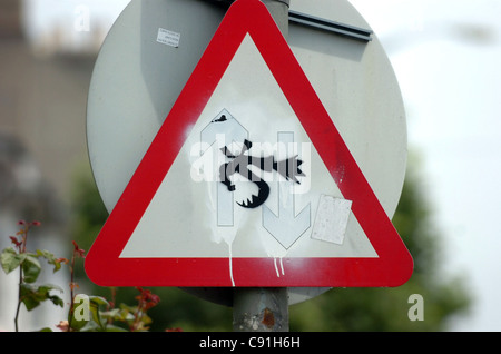 Straßenverkehr-Zeichen in der Nähe von Seven Dials Kreisverkehr in Brighton mit Skorpion Stil graffiti Stockfoto
