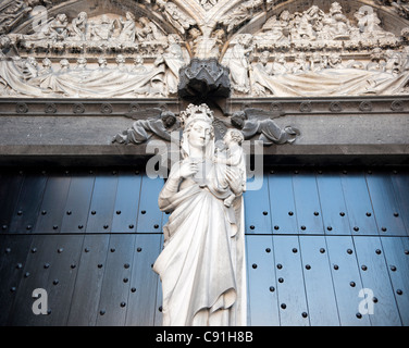 Brügge ist eine überwiegend katholische Stadt mit vielen schönen Kirchen und religiösen Skulpturen mit der Jungfrau Maria und der Stockfoto