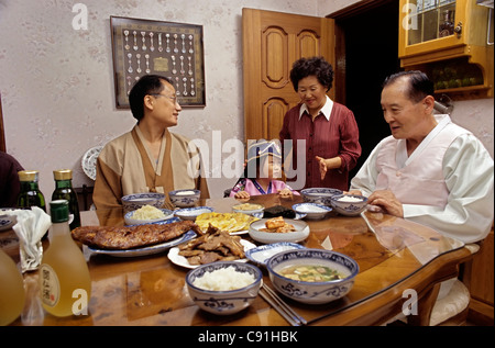 Mittagessen mit traditionellen Dressing für Chuseok Feier, Daegu, Südkorea Stockfoto