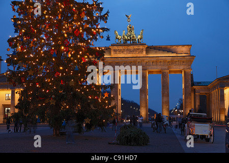 Weihnachtsbaum in der Nähe Brandenburger Tor, Berlin, Deutschland Stockfoto