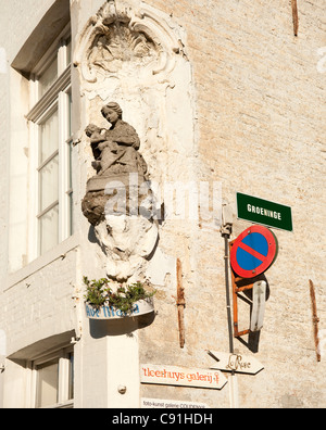 Brügge ist eine überwiegend katholische Stadt mit vielen schönen Kirchen und religiöse Skulptur mit der Jungfrau Maria und der Stockfoto