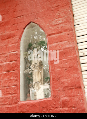 Brügge ist eine überwiegend katholische Stadt mit vielen schönen Kirchen und religiöse Skulptur mit der Jungfrau Maria und der Stockfoto