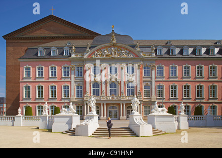 Kurfürstliches Schloss (Kurfuerstliches Palais) Trier an der Mosel, Rheinland-Pfalz, Deutschland, Europa Stockfoto