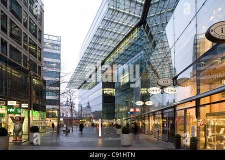 Geschäfte hinter Glasfassaden, Neues Kranzler Eck, Berlin-Charlottenburg, Berlin, Deutschland, Europa Stockfoto