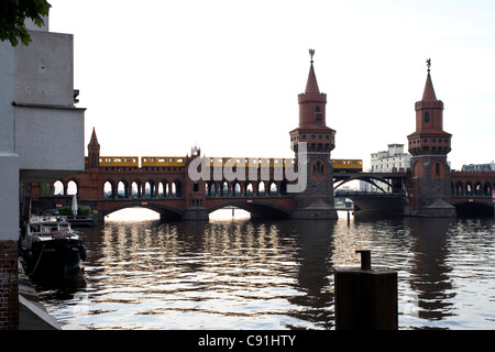 Oberbaumbruecke ehemaligen Grenzübergang zwischen Ost- und West-Berlin zwischen Kreuzberg und Friedrichshain Berlin Deutschland Europa Stockfoto