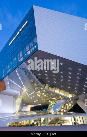 Porsche Museum in Stuttgart-Zuffenhausen am Abend, entworfen von Architekten Delugan Meissl Associated Architects in coope Stockfoto