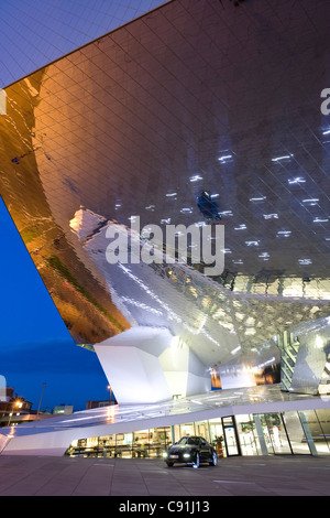 Porsche Museum in Stuttgart-Zuffenhausen am Abend, entworfen von Architekten Delugan Meissl Associated Architects in coope Stockfoto