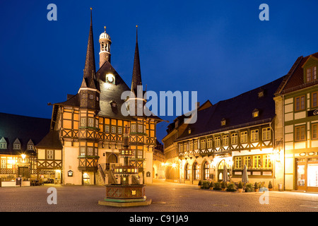 Marktplatz mit Fachwerkhäusern und Rathaus in Wernigerode am Abend Harzes Sachsen-Anhalt Deutschland Europa Stockfoto