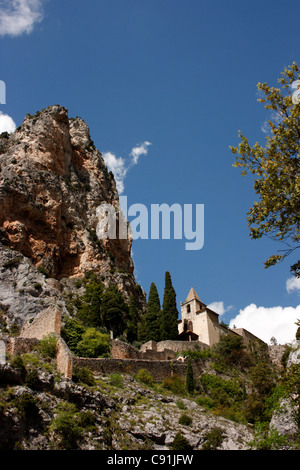 Die Gemeinde von Moustiers-Sainte-Marie ist berühmt für seine malerischen Landschaften und traditionelle Architektur. Stockfoto