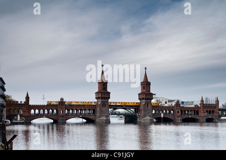 Oberbaumbruecke Oberbaum-Brücke ist ein ehemaliger Grenzübergang zwischen Ost- und West-Berlin zwischen Kreuzberg und Friedrichshain werden Stockfoto