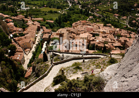 Die Gemeinde von Moustiers-Sainte-Marie ist berühmt für seine malerischen Landschaften und traditionelle Architektur. Stockfoto