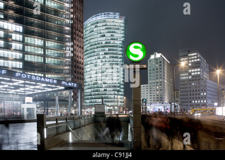 Potsdamer Platz von links nach rechts Renzo Piano Turm Hans Kolhoff Turm Bahn Tower Beisheim Center und Biophysik Tower Berlin-Mi Stockfoto