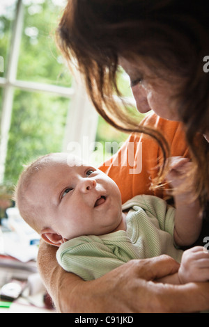 Mutter wiegt Baby Stockfoto