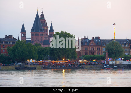 St. Martin Und St. Stephan Kathedralen, Kirmes, Flussufer, Rhein, Mainz, Rheinhessen, Rheinland-Pfalz, Deutschland, Europa Stockfoto