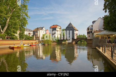 Haus auf der alten Brücke über den Fluss Nahe, Bad Kreuznach, Nahe, Rheinhessen, Rheinland-Pfalz, Deutschland, Europa Stockfoto