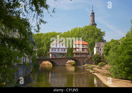 Haus auf der alten Brücke über den Fluss Nahe St. Paulus Church tower Bad Kreuznach Nahe Rheinischen Hessen Rheinland-Pfalz Ger Stockfoto