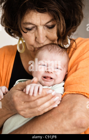 Großmutter wiegte schreiendes Kind Stockfoto