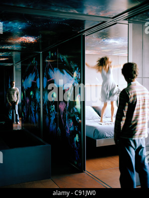 Reflexion von Frau springen auf dem Bett Suite auf der 13. Etage Designed von Jean Nouvel Hotel Silken Puerta America Madrid Spanien Stockfoto