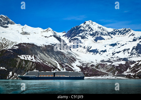 Holland America cruise Schiff auf Johns Hopkins Gletscher, Glacier Bay Nationalpark, Alaska Stockfoto