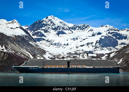 Holland America cruise Schiff auf Johns Hopkins Gletscher, Glacier Bay Nationalpark, Alaska Stockfoto