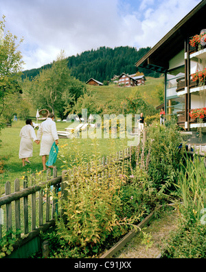 Menschen, die Entspannung im Garten, Bio Hotel Chesa Valisa, Hirschegg, Kleinwalsertal, Österreich Stockfoto