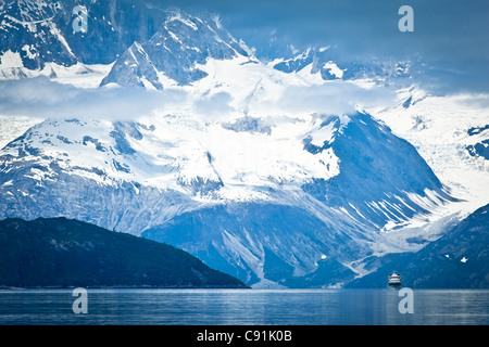 Eine kleine Kreuzfahrt-Schiff durch Tarr Inlet mit Fairweather Range im Hintergrund, Glacier Bay Nationalpark, Alaska Stockfoto