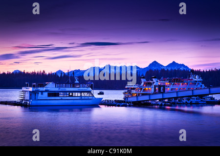 Glacier Bay Tour Boot und eine kleine Kreuzfahrt Schiff vertäut am Kai von Bartlett Cove in der Abenddämmerung, Glacier Bay Nationalpark, Alaska Stockfoto