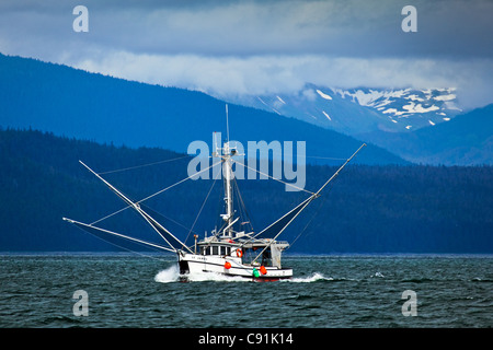 Ein Fischerboot Segeln in der Nähe von Chichagof Island, Glacier Bay Nationalpark & Preserve, südöstlichen Alaska, Sommer Stockfoto