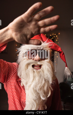 Mann mit Santa Claus Hut und Bart Stockfoto