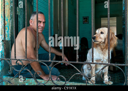 Lokale Mensch und Hund zu Hause Cairabien (nächste Stadt auf Cayo Santa Maria), Kuba Stockfoto