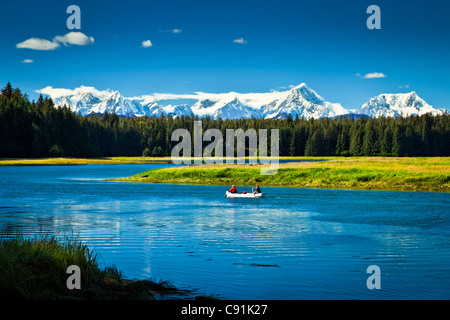 Zwei Personen Kanu flussabwärts Bartlett mit Fairweather Range im Hintergrund, Glacier Bay Nationalpark, Alaska Stockfoto