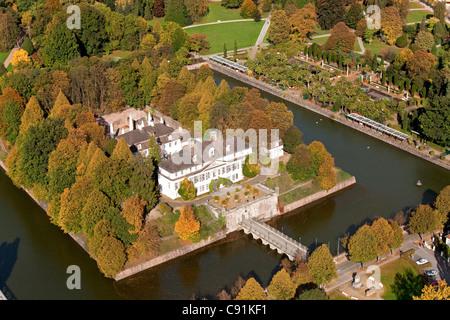Luftaufnahme von Bad Pyrmont-Schloss und Schlossgarten, Wassergraben und Palmen Garten, untere Sachsen, Deutschland Stockfoto