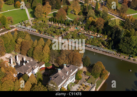 Luftaufnahme von Bad Pyrmont-Schloss und Schlossgarten, Wassergraben und Palmen Garten, untere Sachsen, Deutschland Stockfoto