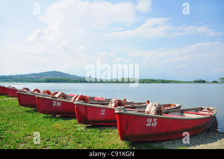 Nummerierte Boote angedockt See Stockfoto