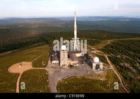 Luftaufnahme über dem Brocken Berg im Nationalpark Harz mit Funksender, Sachsen-Anhalt, Deutschland Stockfoto