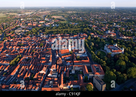 Luftaufnahme des Celler Schloss und Gärten roten Dächer der alten Stadt St. Marien und Allee von Bäumen im französischen Garten Stockfoto