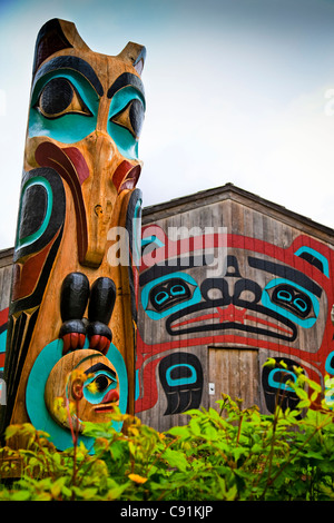 Nahaufnahme von Raven Totempfahl und Beaver Haus am südöstlichen Saxman Totem Park, Ketchikan, Alaska, Sommer Stockfoto