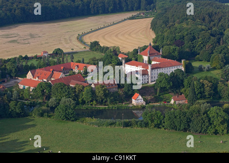 Luftaufnahmen von Derneburg Schloss, ehemaliges Kloster, einst Heimat von Künstler Georg Baselitz, Holle, Hildesheim, Niedersachsen, Deutschland Stockfoto