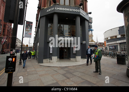 Cornerhouse Kino am Oxford Street Manchester (jetzt geschlossen) Big Issue Verkäufer außerhalb Stockfoto